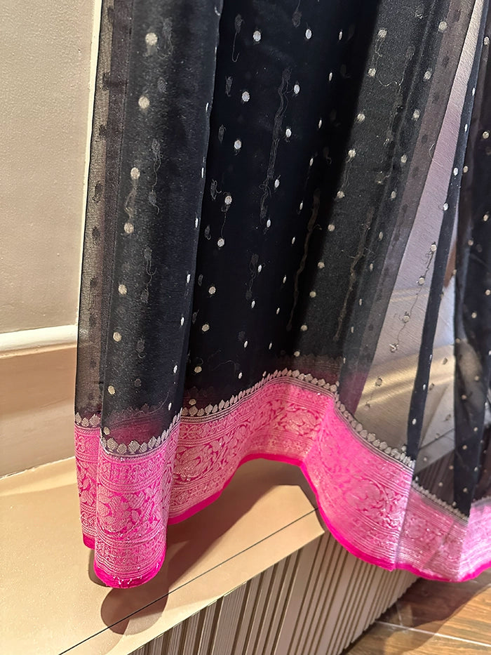 KHADDI CHIFFON HAZARA BUTI SAREE - CONTRAST BORDER BLACK WITH PINK