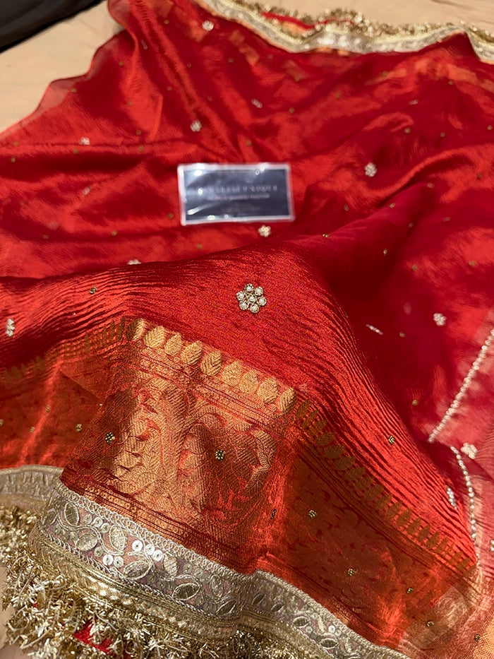 CRUSHED FLORAL BUTI SAREE - RED